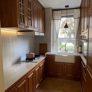 <span class=keywords><strong>Cuisine</strong></span> BALOM sur mesure de style campagnard français avec armoires blanches, unités murales en bois clair, portes en treillis de verre et disposition en L - Product Image 6