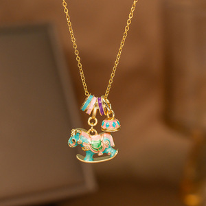 Moda 2025 Nuevo Collar de Lujo Ligero de Alta Gama con Colgante de Caballo de Madera Esmaltado con Zirconia del Zodíaco, Estilo Nicho Sencillo para Mujer, Venta al por Mayor - Product Image 3