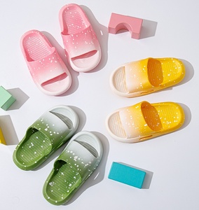 Nieuwe stijl gradientkleurige lichtgewicht zachte kinderslippertjes binnen- en buitenshuis antislip strandsandalen - Product Image 3