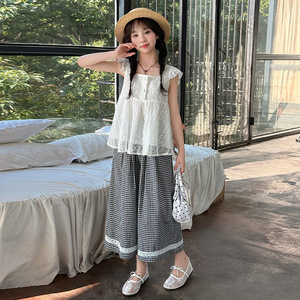 <span class=keywords><strong>Abbigliamento</strong></span> Estivo 2026 per Ragazze Adolescenti: Camicia Bianca Senza Maniche in Pizzo + Pantaloni Neri a Quadri a Gamba Larga, Set 2 Pezzi - Product Image 5