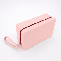 Pochette de maquillage de plage en silicone écologique brillante personnalisée avec logo, grande capacité, résistante à l'eau, pour soins de la peau et cosmétiques, vente en gros