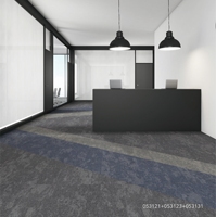 Dalles de moquette modulaires en nylon écologiques 50x50 avec support auto-adhésif en PE, design bouclé pour les espaces de bureau et de salon