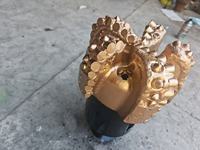 Foret tricône d'insertion de haute qualité, utilisé pour l'huile Expl Carbide Tricone Foret Rock Bit Acier allié Toutes les tailles PDC Cutter