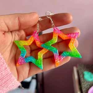 ต่างหูเรซิ่นมีสไตล์ น้ำหนักเบา ดีไซน์แฮนด์เมดสุดอินเทรนด์ เหมาะสำหรับสวมใส่ลำลองและเป็นเครื่องประดับแฟชั่น - Product Image 1