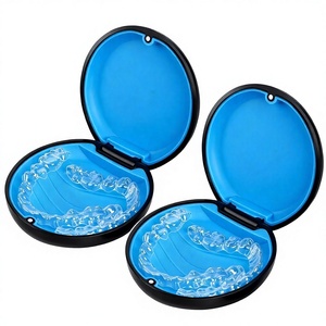 Estuche Magnético <span class=keywords><strong>de</strong></span> Viaje para Retenedores <span class=keywords><strong>Invisalign</strong></span> Slim, Tamaño <span class=keywords><strong>de</strong></span> Bolsillo, Color Negro, Paquete <span class=keywords><strong>de</strong></span> 2, con Herramienta <span class=keywords><strong>de</strong></span> Extracción y Cepillo - Product Image 2