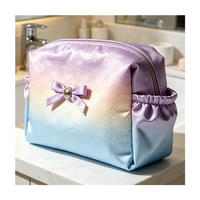 Pochette de maquillage matelassée personnalisée à motif floral en relief, en satin dégradé avec nœud, organiseur de voyage pour femmes