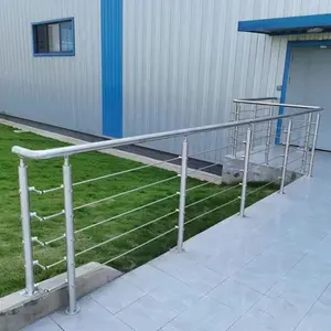 Scala moderna del balcone all'aperto della ringhiera della posta dell'acciaio inossidabile