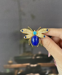 Broche d'abeille artisanale de luxe en lapis-lazuli naturel avec zircon turquoise incrusté, plaqué or sur cuivre, bijoux fins - Product Image 4