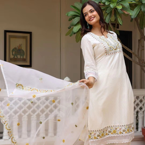 Diseño de yugo floral con lentejuelas de algodón puro Kurta recto con pantalones y Dupatta - Product Image 1