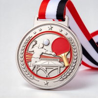 Médaille personnalisée de tennis de table en émail argenté et rouge avec pagaie dorée en relief 3D et couronne de lauriers pour le championnat