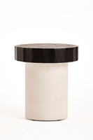 Table d'appoint ronde moderne et compacte en contreplaqué de pin avec plateau en micro-ciment et bord en bois cannelé pour salon