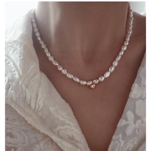 Collar Retro de Lujo Ligero con Diseño Nórdico de Nicho, Perla Irregular de Agua Dulce Barroca Inyectada en Oro de 14K, Forma de Corazón de Melocotón Pequeño - Product Image 2