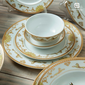 Vaisselle durable plaquée or par Thien Ma-Assiettes rondes minimalistes en céramique et en plastique | Technique de four pour les maisons modernes - Product Image 2