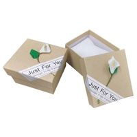 Boîte à bijoux carrée A1 avec décoration de lys calla artificiels et intérieur rembourré blanc doux pour le rangement des bagues