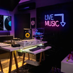 Enseigne au néon de musique live, grandes lettres LED bleues et roses pour studio de musique, bar à domicile, pub, alimentée par USB avec interrupteur, décoration murale - Product Image 6