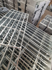 Grilles de drainage <span class=keywords><strong>en</strong></span> métal Caillebotis <span class=keywords><strong>en</strong></span> barre <span class=keywords><strong>d</strong></span>'acier soudé Caillebotis <span class=keywords><strong>en</strong></span> acier galvanisé pour marches <span class=keywords><strong>d</strong></span>'escalier à <span class=keywords><strong>vendre</strong></span> - Product Image 3