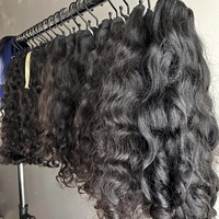 Échantillons de mèches de cheveux naturels ondulés bruts du Cambodge, mèches de cheveux humains vierges bouclés indiens bruts avec cuticules alignées