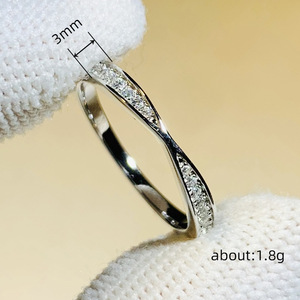 Anello di Fidanzamento Minimalista con Micro Pavé per Donne, Elegante Gioiello da Dito alla Moda - Product Image 5