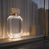 Bouteille de parfum géante factice personnalisée en résine acrylique pour vitrine de magasin, idéale pour les lancements de parfums et l'affichage en pop-up.