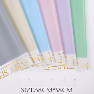Pellicola di plastica Fiore di Carta Da Imballaggio <span class=keywords><strong>con</strong></span> Golden <span class=keywords><strong>Lettera</strong></span> Stampata per il Confezionamento di Bouquet di <span class=keywords><strong>Fiori</strong></span> - Product Image 5