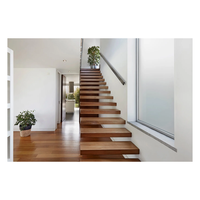 Escaliers flottants modernes en bois massif avec montants ouverts pour intérieurs d'appartements modernes et lumineux