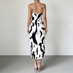 <span class=keywords><strong>Robe</strong></span> midi moulante <span class=keywords><strong>chic</strong></span> personnalisée pour femme, à imprimé abstrait noir et blanc, bretelles spaghetti, buste froncé et fente, idéale pour les soirées et les rendez-vous galants - Product Image 3
