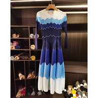 Robe plissée vintage au design raffiné pour femme, col rond, coupe ample, mode haut de gamme, cache-ventre, amincissante, blocs de couleur, perlée