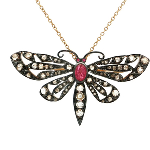 จี้รูปไข่ประดับทับทิมสีม่วงแดงสไตล์อาร์ตเดโค โดดเด่นด้วยความสง่างามเหนือกาลเวลา จี้และเข็มกลัดนี้มีสีสันสดใส - Product Image 1