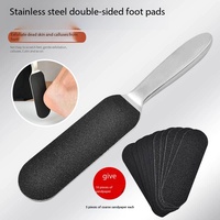 Râpe à pieds en acier inoxydable avec long manche, éliminateur de callosités et grattoir pour peaux mortes, papier de verre remplaçable