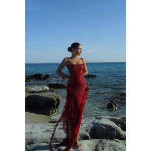 Robe de soirée longue rouge Paxton à sequins, fendue, taille empire, col montant, drapée à plusieurs niveaux, idéale pour banquets et mariages - Product Image 3