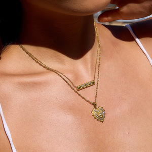 Collar con colgante de corazón de acero inoxidable y oro de 18 quilates con engaste de diamantes blancos para regalo. - Product Image 3