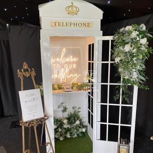 Stand de cabine téléphonique londonienne avec livre d'or audio, panneau de bienvenue et fonction photo pour événements de mariage - Product Image 1