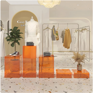 Les présentoirs acryliques personnalisés sont utilisés dans les magasins de vêtements et les magasins de bagages pour présenter les produits - Product Image 1
