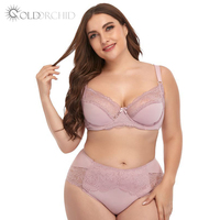 Foto Gadis Baru dengan Pakaian Dalam Set Bra dan Celana Dalam Berbahan Lace Warna Putih Nude Plus