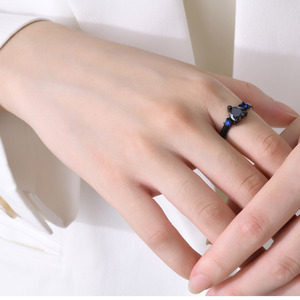 Anillo de Acero Inoxidable Negro para Mujer con Incrustaciones de Circonia Cúbica en Forma de Corazón, Estilo Minimalista, Apilable e Impermeable - Product Image 6