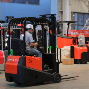 מלאי המפעל למכור מחיר זול גשש 3 גלגלים קדמי כונן מלגזה חשמלי 2.0ton איזון משקל מלגזה - Product Image 1