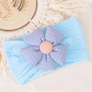 Diadema de algodón y nailon para bebé, diseño de flor grande, accesorios suaves para el cabello de recién nacidos, personalizables para bodas/fiestas, estilo europeo-americano. - Product Image 1