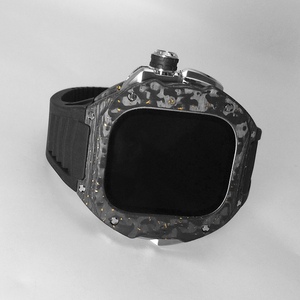 Étui de protection de montre en fibre de carbone personnalisé avec point doré et bracelet de montre en caoutchouc fluoré multiple - Product Image 6