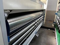 Automatische kartonnen print-, sleuf- en stansmachine voor de productie van golfkartonnen dozen