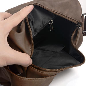 2025 nuevo estilo INS bolso de pecho minimalista informal para hombre Superficie suave Color sólido hombro/bandolera - Product Image 3