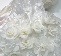 Tissu satiné plissé floral 3D fait main, maille brillante blanche, textile floral 3D pour robe de mariée, robe de soirée