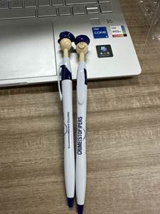 Stylo à bille en plastique avec logo personnalisé visage souriant chapeau de police stylo clic jouet promotionnel pour l'école et le bureau événements - Product Image 6