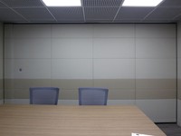 Cloison de séparation mobile en bois pliable avec finitions personnalisées, écologique et acoustique, pour bureaux, écoles et usage extérieur