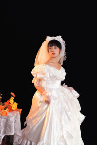 Vestido de Novia de Encaje Pesado Estilo Vintage Francés [Runaway Princess] Hecho a Mano, con Falda Abultada y Larga hasta el Suelo - Product Image 2