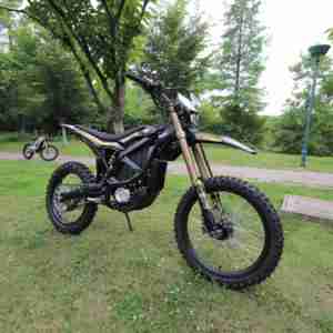 Motocicleta para Adultos Surron Ultra 24.5kw Edición Negra, Motocicleta Todoterreno Sur Ron Ultra Ultra Bee 2026 para Adultos - Product Image 1