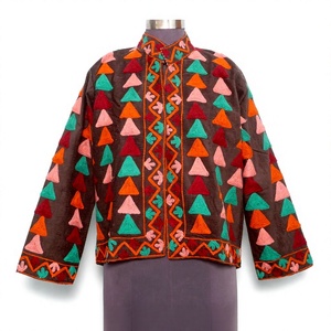 เสื้อแจ็คเก็ตคอร์ติสแบบเย็บมือ ปักลาย  รักษ์โลก  บุผ้านวม  สำหรับฤดูหนาว  สไตล์ชาติพันธุ์  ขายส่ง  เสื้อผ้าแฟชั่นแบบดั้งเดิม - Product Image 1