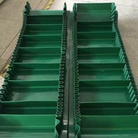 Bande transporteuse légère à paroi latérale inclinée, en PVC ondulé sans couture avec crans