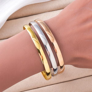 Conjunto de brazaletes de acero inoxidable multicolor, chapados en oro de 18k, con acabado liso y pulido, para mujer, de lujo, para regalo de boda. - Product Image 3