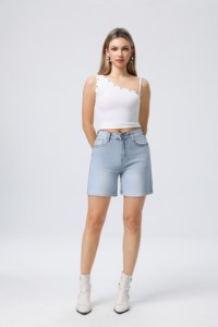 Shorts in Denim Azzurro a Vita Alta con Dettagli Rivettati, Taglio Asimmetrico, Vestibilità Regolare, Stile Casual Estivo - Product Image 1