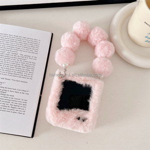 <span class=keywords><strong>Coque</strong></span> de téléphone en peluche moelleuse et mignonne avec chaîne pompon pour femme, protection chaude d'hiver pour Samsung Z Flip 2456 (vente en gros) - Product Image 3